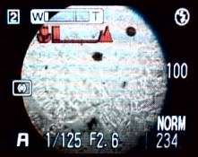 Kameraeinstellung für ringfreie Mikrofotografie:1. Max. WW. 2. Manuell auf max. Makro (rot).3. Zeitautomatik (A).4. Blende 2,6.5. Auflösung 2272 x 1704 Pixel.